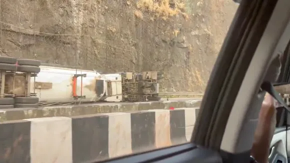 Mumbai-Pune Expressway gas tanker overturns