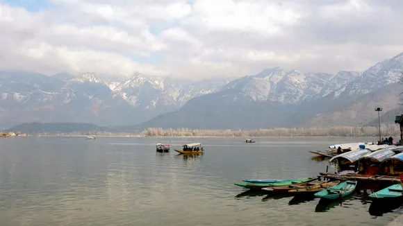 Snowfall in Kashmir Snowfall Shikara Srinagar Weather Dal Lake