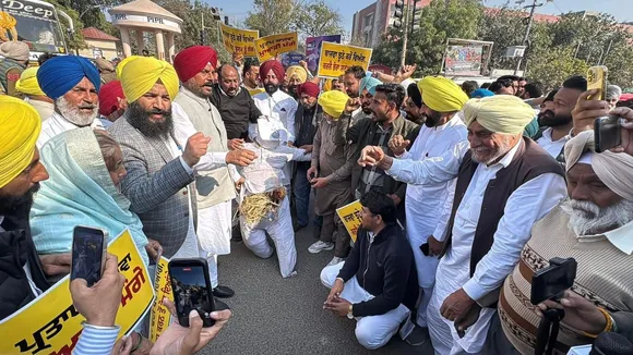 AAP Protest Against Partap Singh Bajwa
