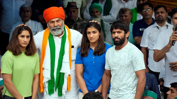 Rakesh Tikait with wrestlers Bajrang Punia, Vinesh Phogat and Sangita Phogat during the wrestlers' protest on May 2