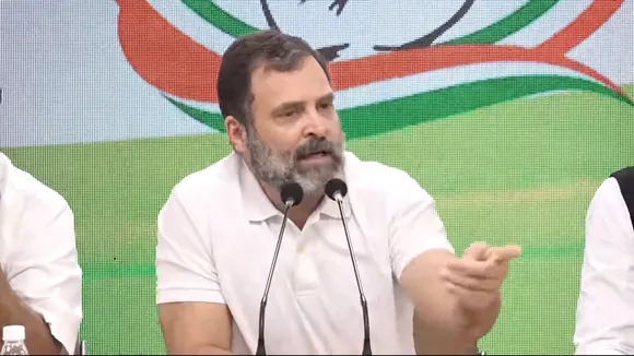 Rahul Gandhi telling a journalist "Hawa nikal gayee"