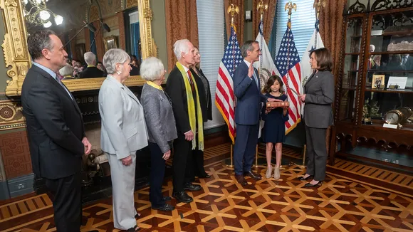 Eric Garcetti sworn in by Kamala Harris 