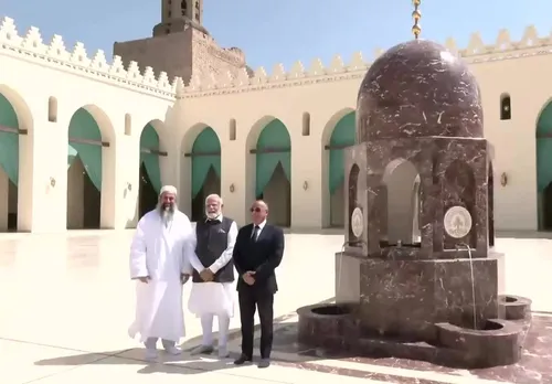 Narendra modi at Al Hakim Mosque.jpg