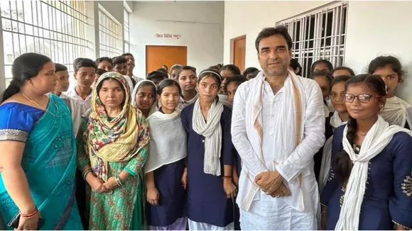 pankaj-tripathi-school-library-pandit-banaras-tiwari