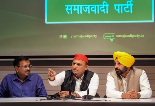 Samajwadi Party President Akhilesh Yadav with Delhi Chief Minister and AAP Covener Arvind Kejriwal and Punjab Chief Minister Bhagwant Mann during a joint press conference, at SP office in Lucknow