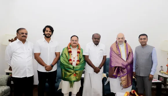 H D Kumaraswamy Amit Shah.jpg