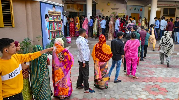 Voters in que in Gujarat elections phase 2