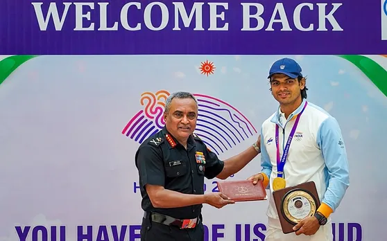 Chief of Army Staff General Manoj Pande felicitates gold medalist javelin thrower Neeraj Chopra during the felicitation of sportspersons of the Indian Army who participated in the 19th Asian Games