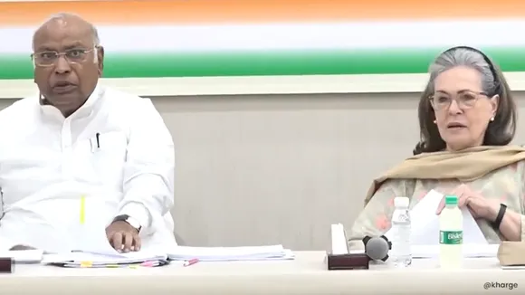 MallikarjunKharge Sonia Gandhi Telanga.png