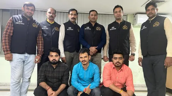 ACB officials arrested Om Singh, Shivshankar Pandey and Prince Raghuvanshi
