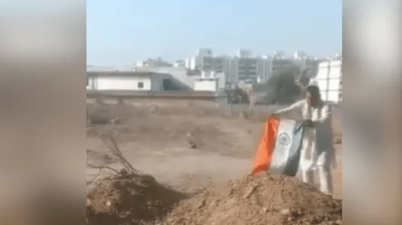 Rajkumar Singh Rajju placing tricolour on Atiq's grave
