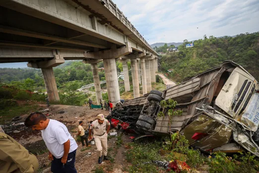 The wreckage of a bus after an accident ín which several passengers were feared dead, in Jhajjar Kotli, near Jammu