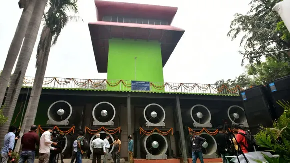 Connaught Place smog tower.jpg