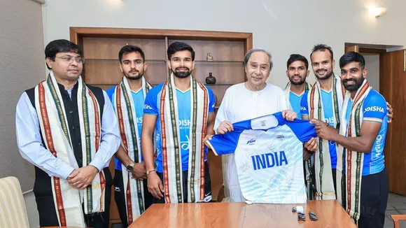 Ex-Odisha CM Naveen Patnaik with Olympic bronze winning hockey team