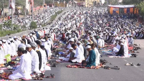 Kanpur Namaz on road