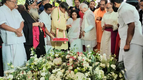 Kerala Governor Arif Mohammed Khan, Mariamma Oommen and other leaders paying tributes at the tomb of the late Congress leader Oommen Chandy at Puthupally in Kottayam on July 18