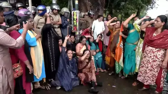 Mahila Congress holds protest outside secretariat demanding resignation of CPI leader M Mukesh