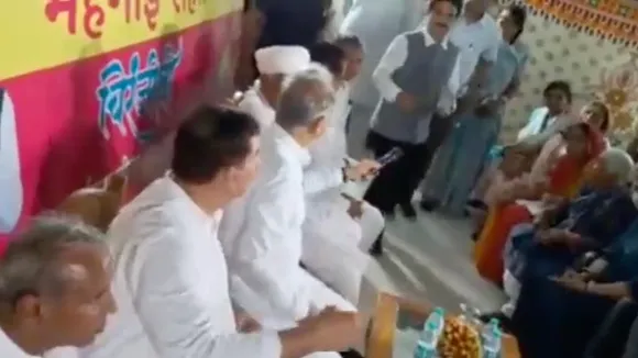 Ashok Gehlot mike throw video