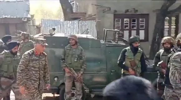 DGP Jammu & Kashmir Dilbag Singh, ADGP Kashmir Vijay Kumar and GOC 15 Corps Lt. Gen. Rajiv Ghai along with top J&K Police and Indian Army officers reach Anantnag encounter site location in Kokernag