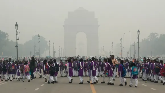 School children amid dense smog near the India Gate in New Dellhi, Saturday, Nov. 4, 2023. Delhi-NCR region is winessing smog amid a surge in farm fires and unfavourable weather conditions leading to a spike in the air pollution levels.