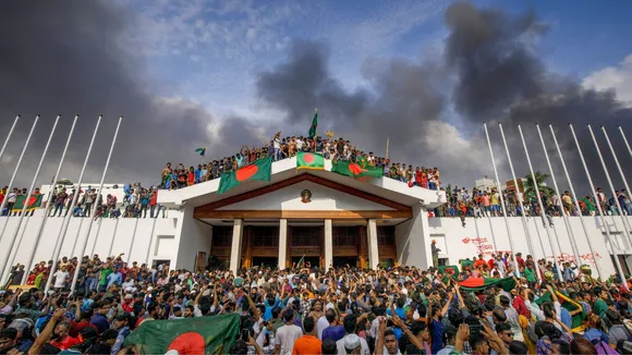 People gather around the residence of Bangladeshi prime minister in Dhaka, Bangladesh, 05 August 2024.