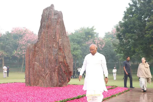 Mallikarjun Kharge with Sonia Gandhi