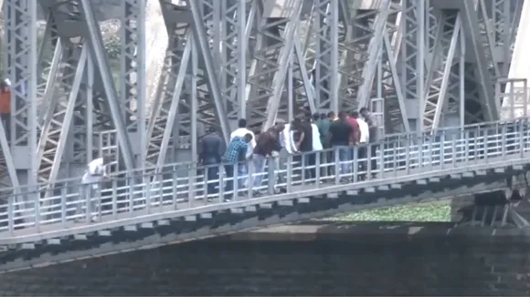 The Crime Branch team reaches the Tapi river bank in Surat, Gujarat, to search for the gun