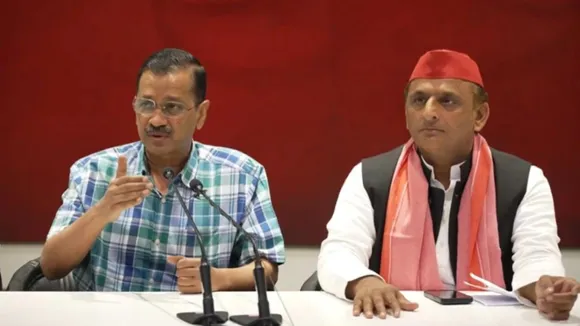 Arvind Kejriwal and Akhilesh Yadav addressing a joint press conference in Lucknow