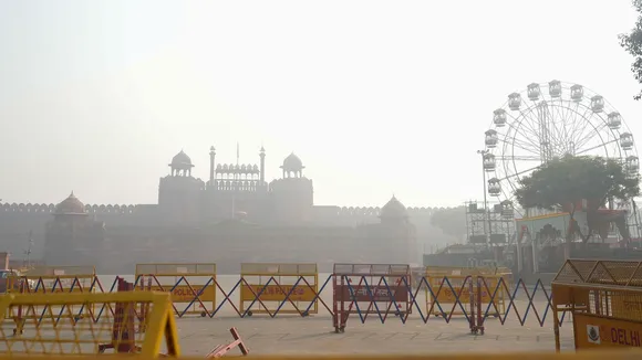 Red Fort engulfed in smog, in New Delhi