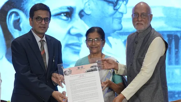 Chief Justice of India Justice DY Chandrachud along with Chairman, Board of Trustees Jamnalal Bajaj Awards, Shekhar Bajaj presents the Jamnalal Bajaj Award for development and welfare women and children to Sudha Varghese from Bihar, in Mumbai, Friday, Dec. 8, 2023.