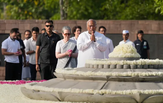Congress President Mallikarjun Kharge and former president Sonia Gandhi pay tribute to former prime minister Rajiv Gandhi on his death anniversary