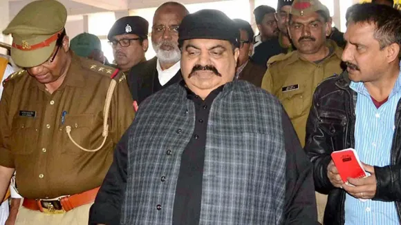 Atiq Ahmad with Police.jpg