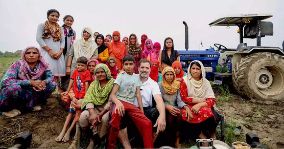rahul gandhi with women farmers at a farm in sonipat.jpg