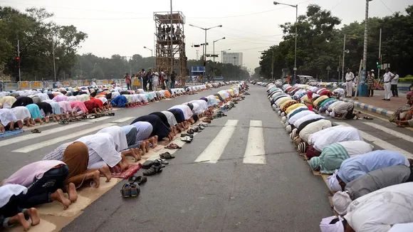 Namaz in Open Road EID Muslims