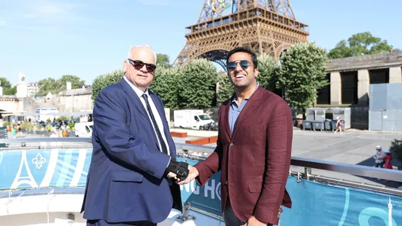 United World Wrestling President Nenad Lalovic and Parth Jindal strike a pose in front of the iconic Eiffel Tower after the signing of our strategic partnership. 