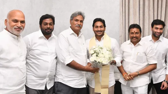 Kesineni Srinivas meets Y S Jagan Mohan Reddy