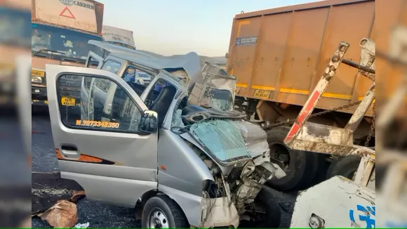 car rams into truck on Delhi-Ajmer highway