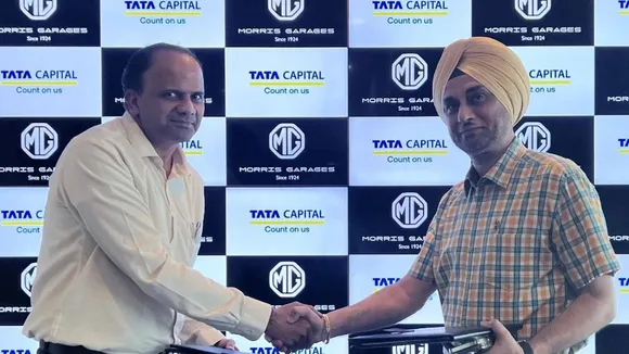 Narendra Kamath, COO, SME Finance from Tata Capital and Satinder Singh Bajwa, Chief Commercial Officer of JSW MG Motor India 