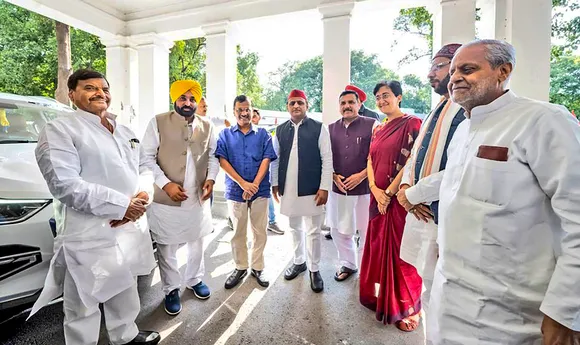 Samajwadi Party President Akhilesh Yadav welcomes Delhi Chief Minister and AAP Convener Arvind Kejriwal and Punjab Chief Minister Bhagwant Mann for a meeting, in Lucknow