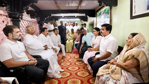 Congress President Mallikarjun Kharge and LoP Lok Sabha Rahul Gandhi during condolence visit at the residence of late Vasantrao Chavan, at Naygaon in Pune district, Thursday, Sept. 5, 2024.