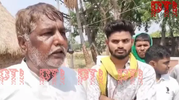 Mithilesh Yadav, son of the deceased, talking to the reporters