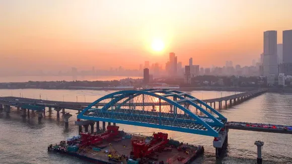 The second girder connecting the mumbai costal road and the Bandra-Worli sea link