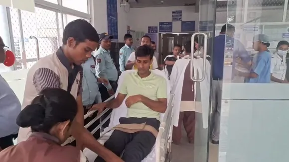 Injured being shifte to a hospital in Jamshedpur following derailment of the Mumbai-Howrah Mail in Seraikela-Kharsawan.
