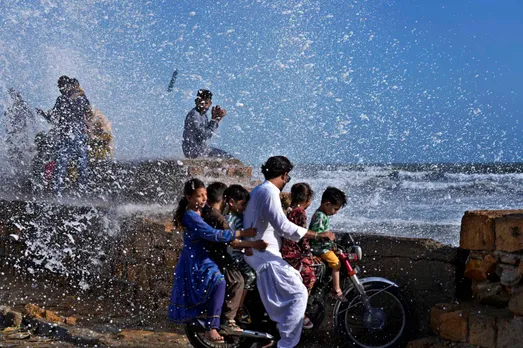 cyclone biparjoy pakistan.jpg