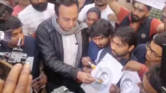 BJP feeding honey to Mamata Banerjee photo