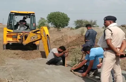 Girl fall borewell Madhya Pradesh.jpg