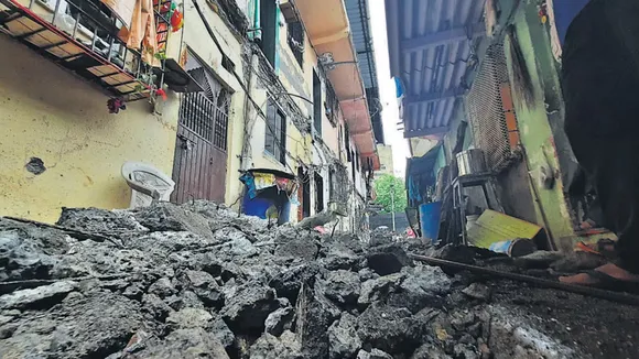 Rain pune wall collapses.jpg