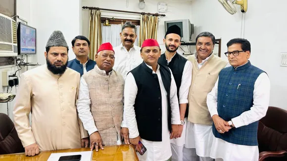 Samajwadi Party Chief Akhilesh Yadav with party's MPs