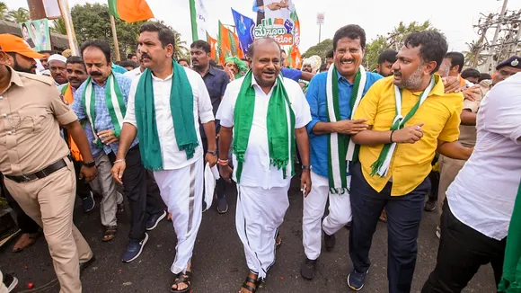 Union Minister and JD(S) leader H.D. Kumaraswamy and Karnataka BJP President B.Y. Vijayendra with BJP and JD(S) workers during a week-long 'padyatra' from Bengaluru to Mysuru over the alleged Mysuru Urban Development Authority site allotment scam, in Mandya district, Wednesday, Aug. 7, 2024.