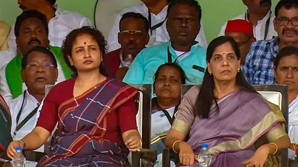 Jailed Delhi CM Arvind Kejriwal's wife Sunita Kejriwal and jailed former Jharkhand CM Hemant Soren's wife Kalpana Soren during I.N.D.I.A. bloc's 'Ulgulan Nyay Maharally' in Ranchi, Sunday, April 21, 2024